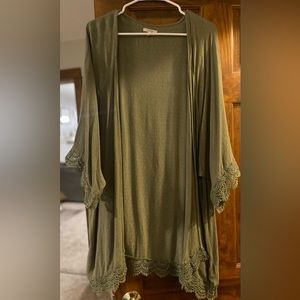 XL women’s Green kimono.